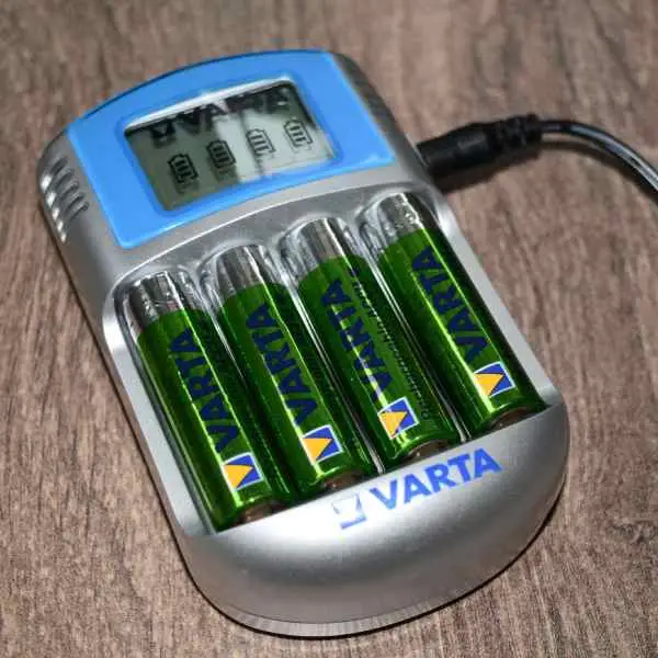 شارژر باتری وارتا مدل LCD بدون باتری با باتری