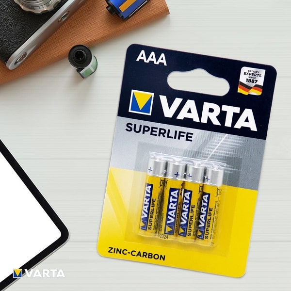 کاربرد باتری نیم قلمی روی کربن وارتا Super Life AAA